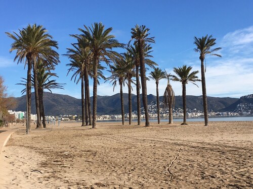 ACUARIO APARTAMENTOS (REF 41). TERRAZA 50 M2. AL LADO DE LA PLAYA.