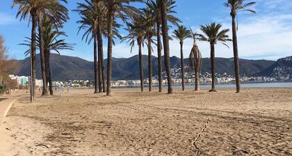 ACUARIO APARTAMENTOS (REF 41). TERRAZA 50 M2. AL LADO DE LA PLAYA.