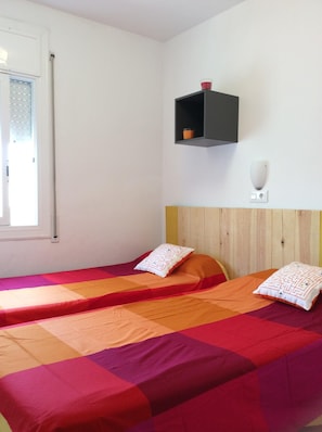 2 bedrooms, iron/ironing board, travel crib, free WiFi - APARTAMENTOS AQUARIUM (REF 41). TERRACE 50 M2. NEXT TO THE BEACH. (Roses)