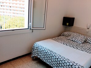 2 bedrooms, iron/ironing board, travel cot, free WiFi