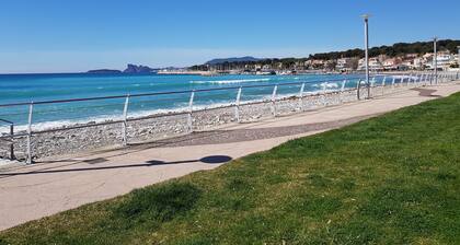Asunto rannan edessä, upea merinäköala ja terassi 🏖️🏖️🏖️