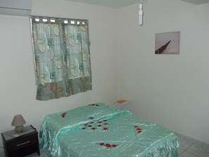 2 bedrooms, iron/ironing board, Internet, bed sheets - ALL COMFORT and BRIGHT, first floor of a villa, BALCONY, VIEW of the Caribbean SEA (Schoelcher)