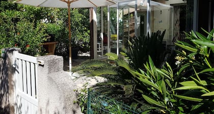 Agréable VILLA de Vacances climatisée-Véranda-jardinet et accÚs Piscine-Tennis