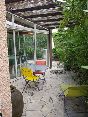 Outdoor dining - Pleasant air-conditioned holiday VILLA-Veranda-garden and pool-tennis access (Sorède)