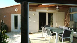 Outdoor dining - Pleasant air-conditioned holiday VILLA-Veranda-garden and pool-tennis access (Sorède)