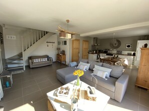 Smart TV, DVD player, books