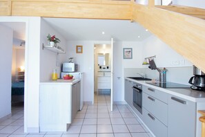 Een koelkast, een microgolfoven, een oven, een kookplaat