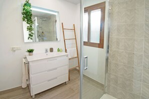 Douche, séchoir à cheveux, serviettes fournies, shampooing