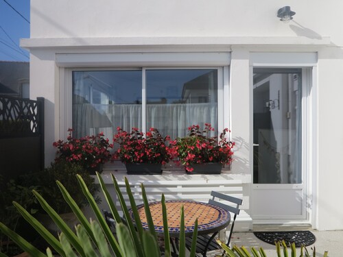 Petite maison classée ***  près du port de Kérity.