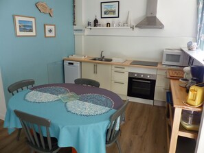 Fridge, microwave, oven, stovetop - Small classified house *** OT29, near the port of Kérity. (Penmarch)
