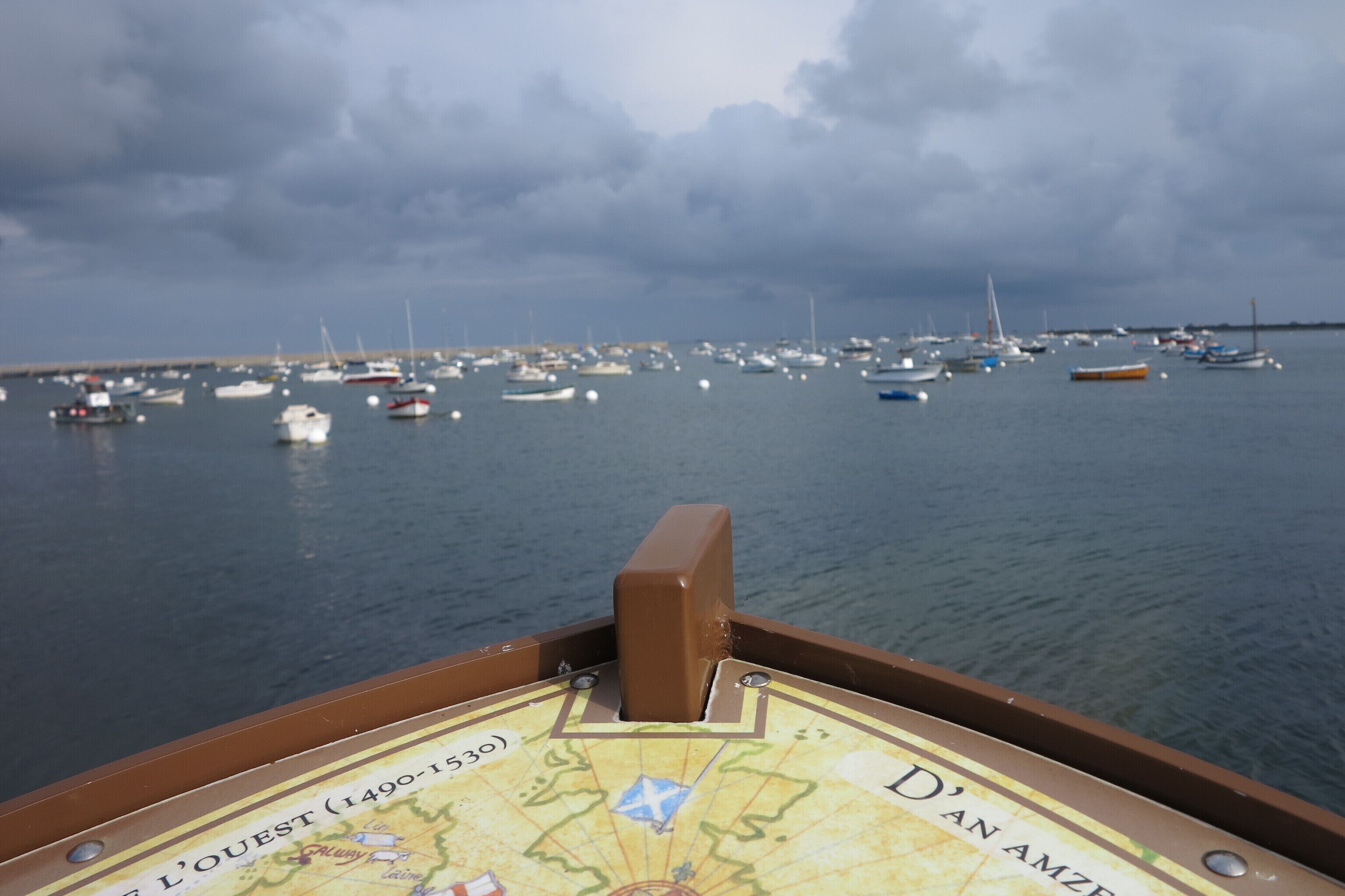 A boat deck with a map and the text "D'IAN AMZÉ".