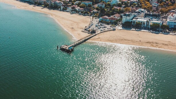 An aerial view of a coastal town with a beach, a pier, and residential buildings. - Apartment for 5 in Arcachon with secure parking (Arcachon)
