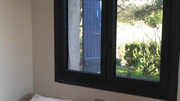 5 dormitorios, tabla de planchar con plancha, cuna de viaje