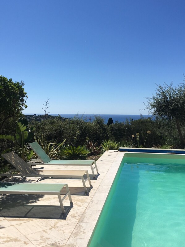 Outdoor pool, a heated pool - Villa Trémière - Sea view and 28 ° C heated swimming pool (Cavalaire-Sur-Mer)