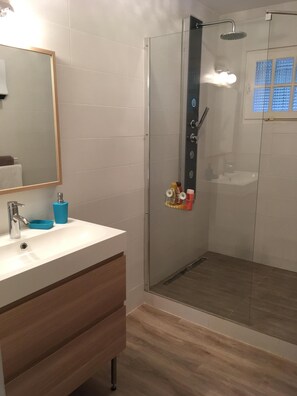 Bathtub, towels