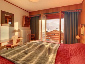 4 bedrooms, iron/ironing board, Internet, bed sheets