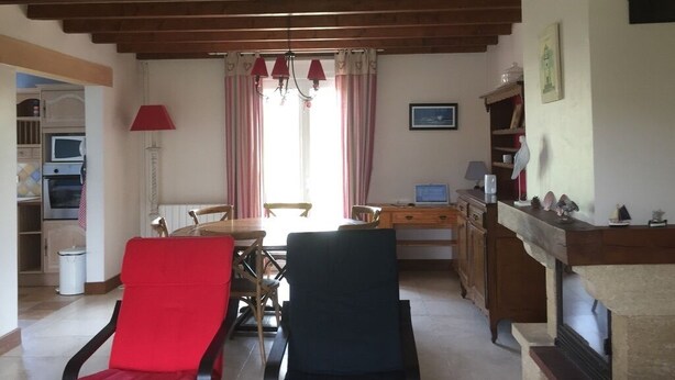 A living room with a wooden ceiling, a dining table with chairs, a fireplace, and a television. - COTENTIN, SEASIDE, NICE INDEPENDENT COUNTRY CLASS 4 STARS 8 PEOPLE (Réville)
