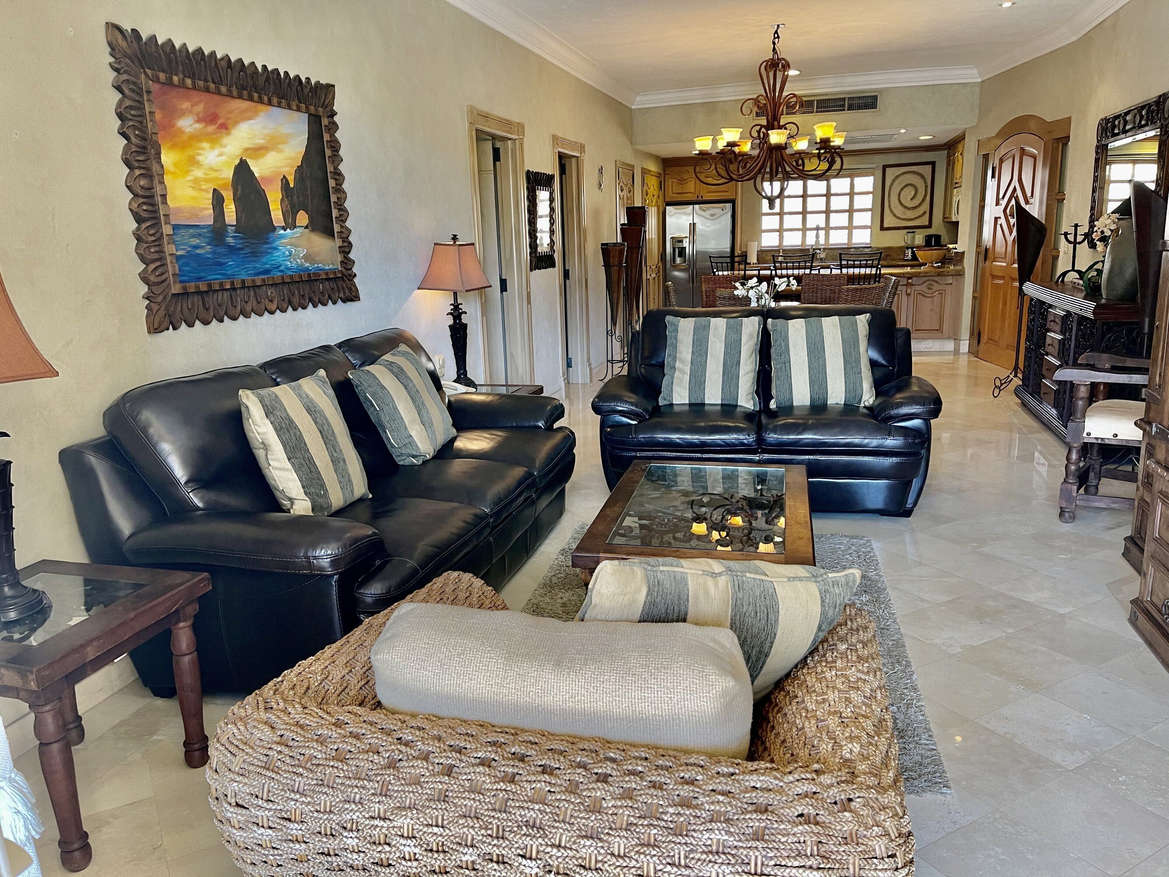 TV, lettore DVD, libri, impianto stereo