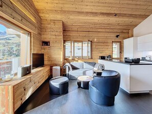 Fernseher, Kamin, DVD-Player