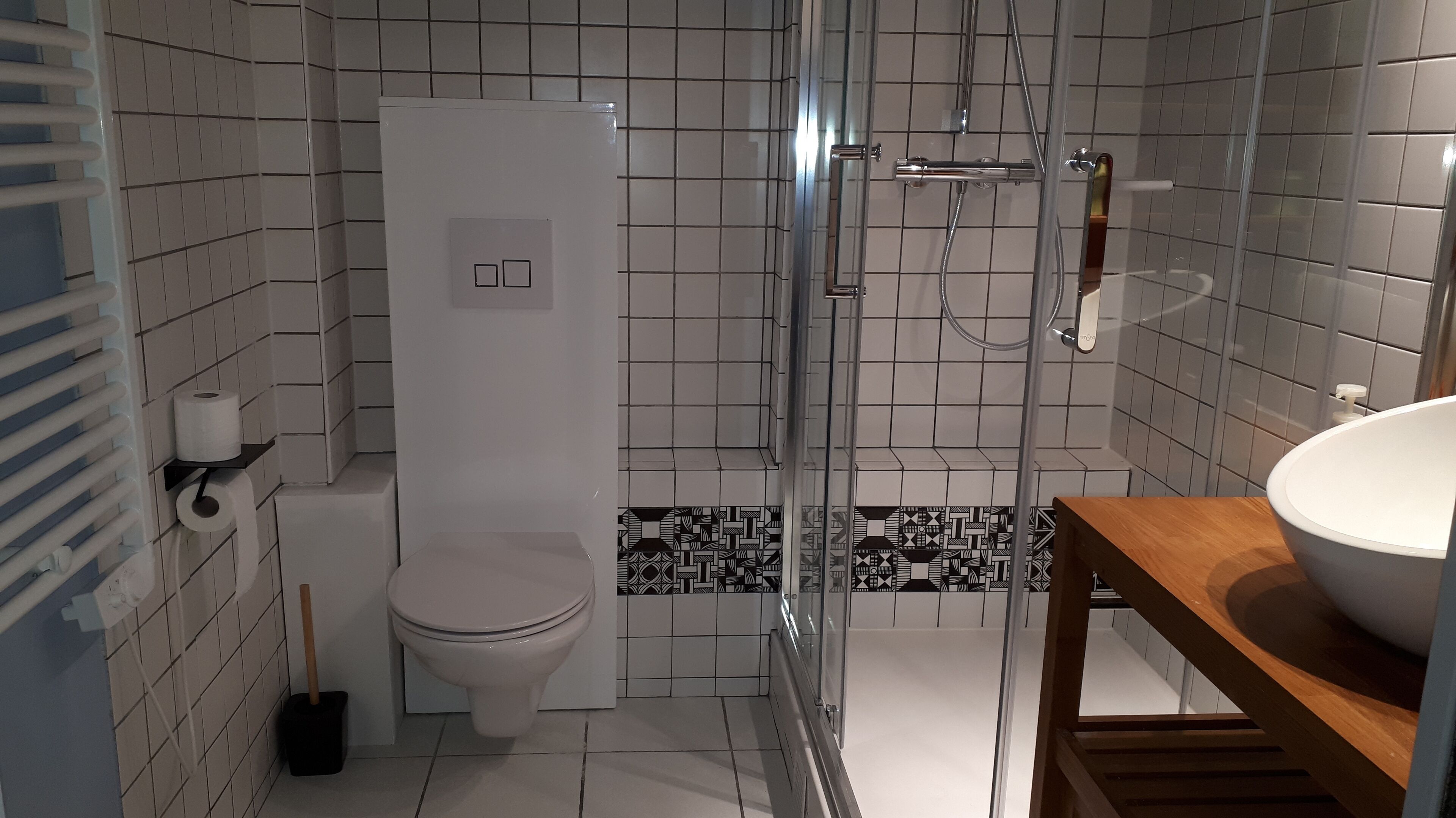 Een douche, een haardroger, handdoeken, zeep