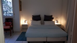 1 bedroom, WiFi, bed sheets - Small studio in private green alley in the heart of Paris (Paris)
