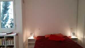 1 bedroom, WiFi, bed sheets - Small studio in private green alley in the heart of Paris (Paris)