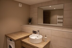 Combined shower/bathtub, hair dryer, towels