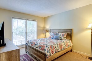 5 bedrooms, iron/ironing board, internet, bed sheets