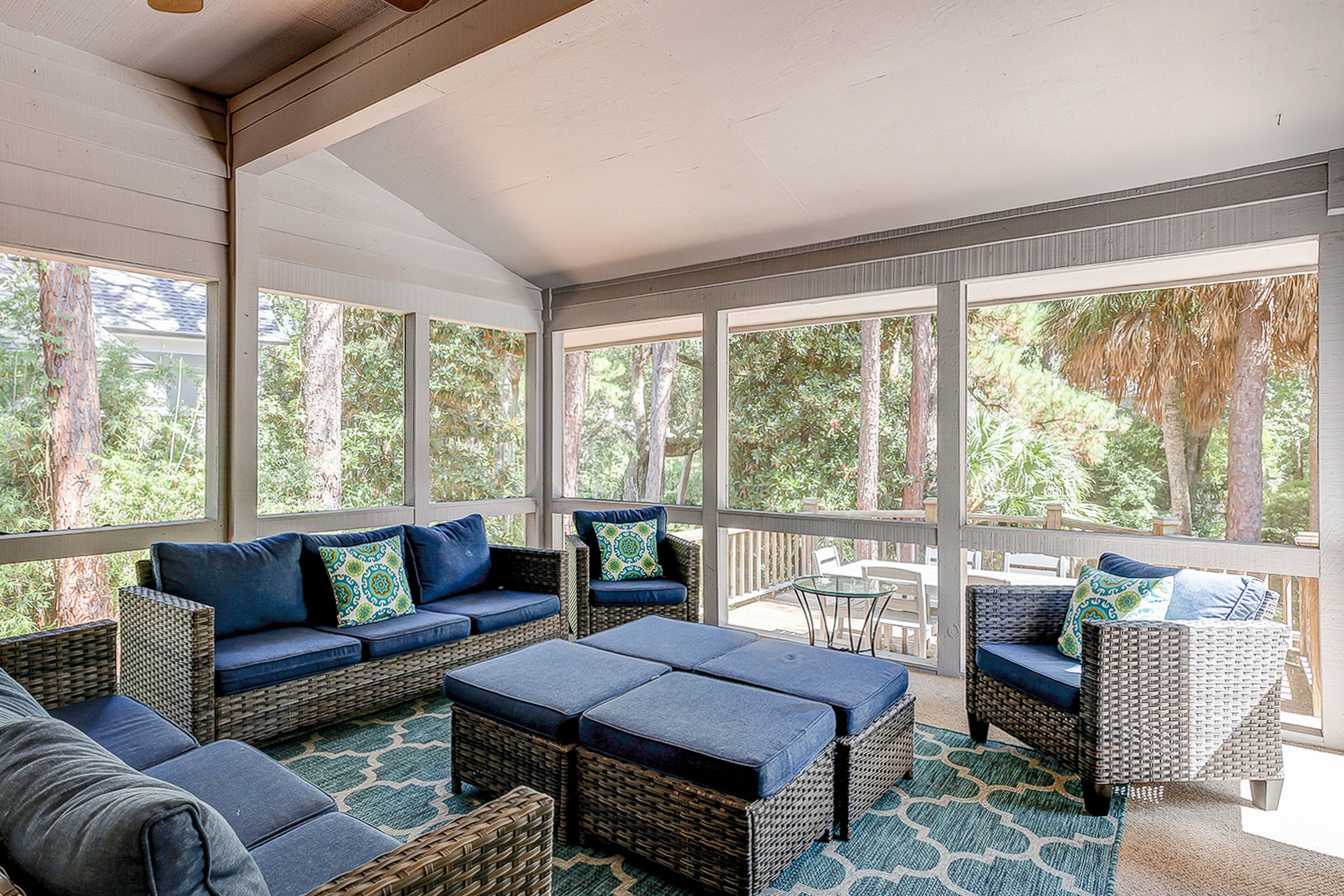 Televisie, een open haard en een dvd-speler