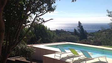 Una piscina al aire libre, una piscina climatizada
