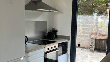 Frigorífico, microondas, horno y placa de cocina