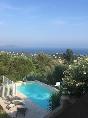 Outdoor pool, a heated pool - Villa Geais with sea view, 28°C heated pool, garden, quiet, close to the sea (Cavalaire-sur-Mer)