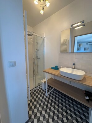 Bathtub, towels, toilet paper - Villa Geais with sea view, 28°C heated pool, garden, quiet, close to the sea (Cavalaire-sur-Mer)