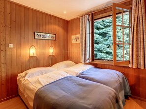 3 bedrooms, iron/ironing board, internet, bed sheets