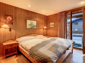 3 bedrooms, iron/ironing board, Internet, bed sheets