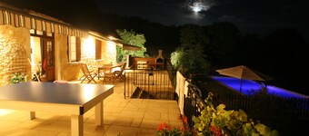 View of old Sarlat, air conditioning, heated and private 12 m swimming pool, spa