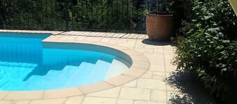 View of old Sarlat, air conditioning, heated and private 12 m swimming pool, spa