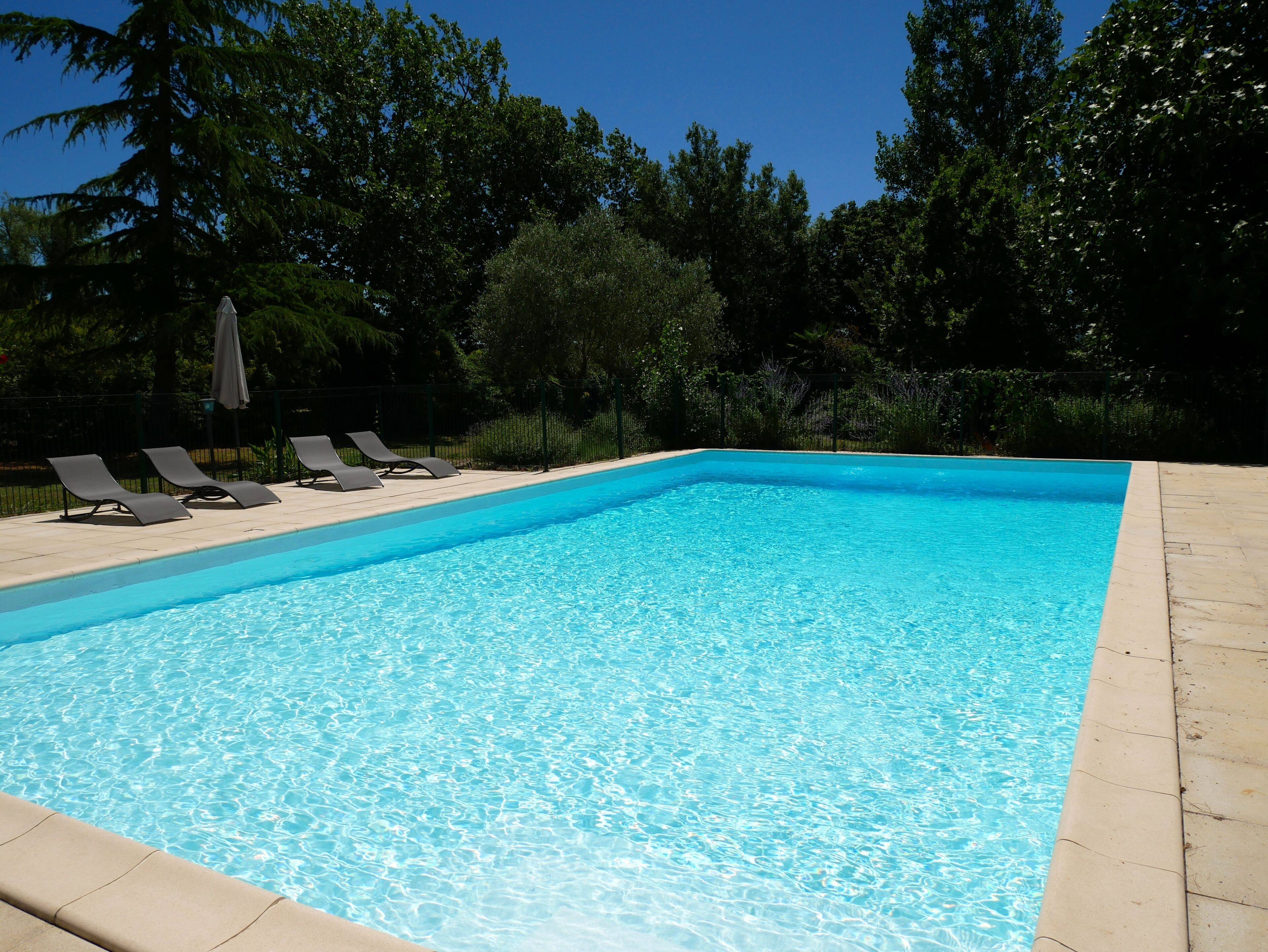 Une grande piscine rien que pour vous !