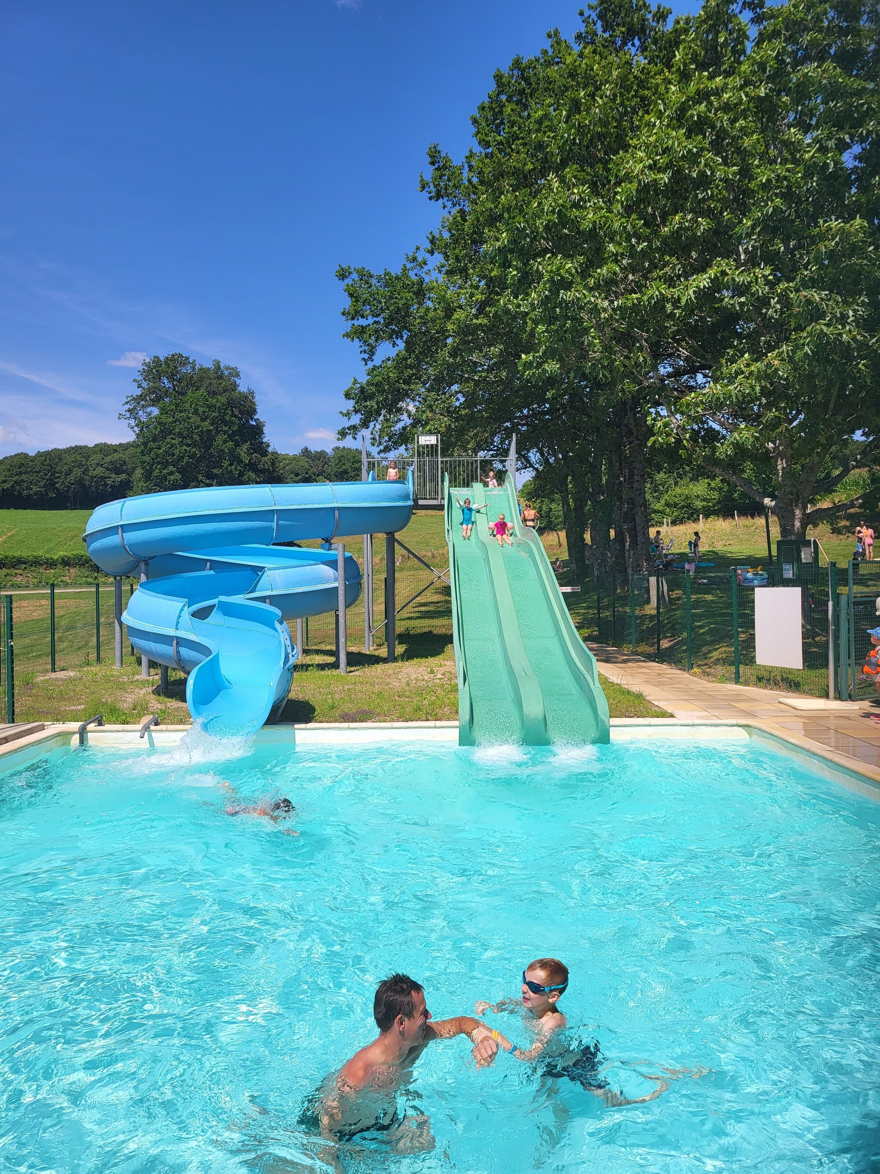 les toboggans du Lac du Tolerme, une source inepuisable de plaisirs aquatiques, 