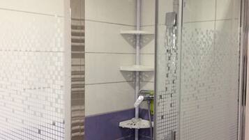 Douche, sĂšche-cheveux, serviettes fournies, savon
