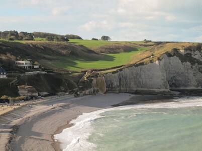 "La Maison", heart of the village, 50 meters from the sea