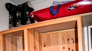 A wooden wardrobe with multiple shelves and hooks. - Apartment at the foot of the Arc 2000 slopes (BOURG SAINT MAURICE)