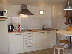 Geladeira, micro-ondas, cooktop, cafeteira/chaleira
