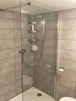 Douche, savon, papier toilette
