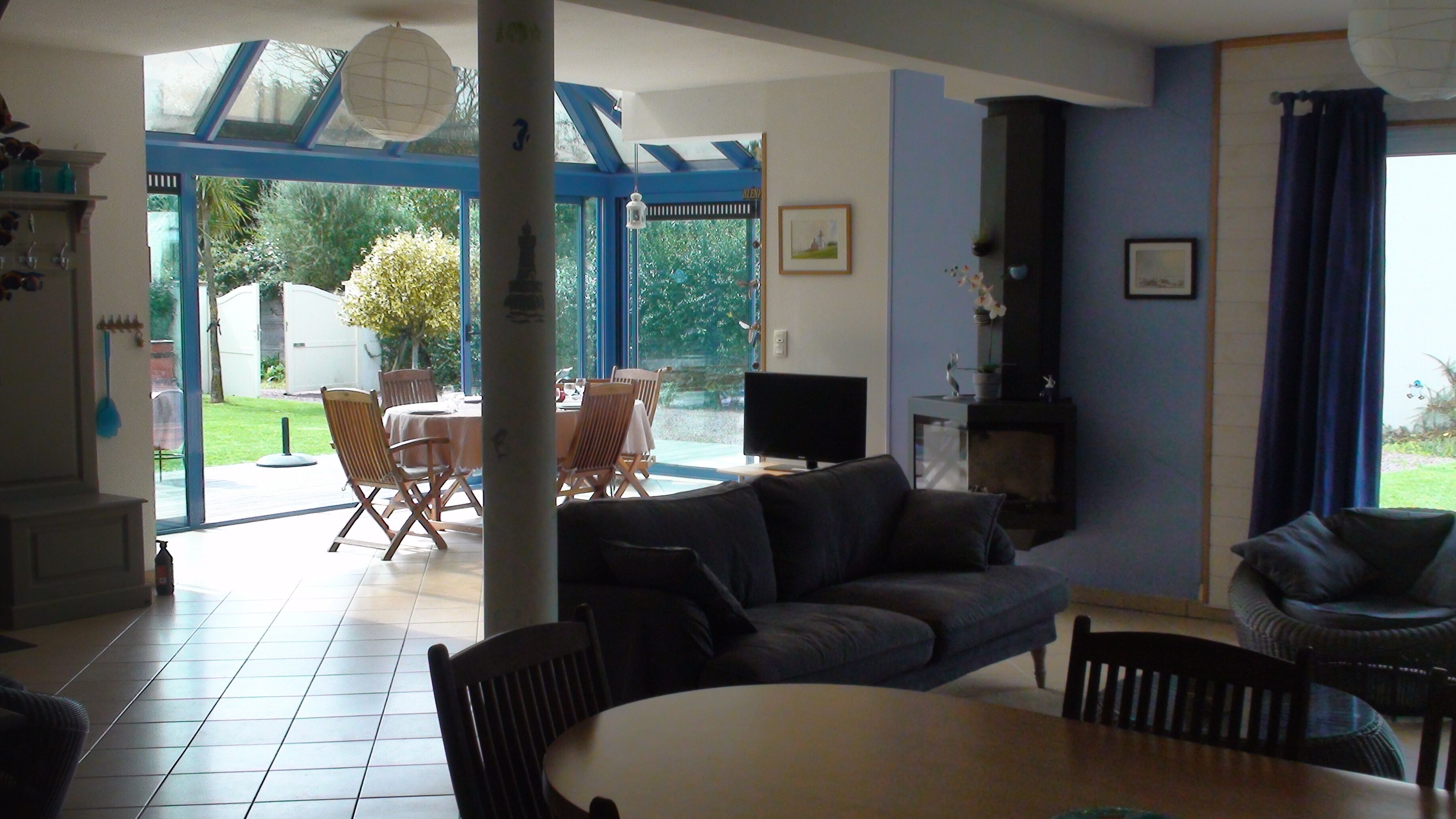 Télévision, cheminée, lecteur de DVD, livres