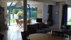 Televisie, een open haard, een dvd-speler en boeken