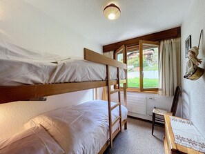 2 bedrooms, internet, bed sheets