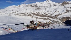 A snow-covered mountain with a ski resort, including buildings and ski lifts. - Splendid apartment at the foot of the slopes/2 separate bedrooms/ ideal for a 4p family (Val-d'Isère)