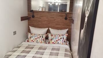 2 soverom, skrivebord, strykejern/-brett og wi-fi (inkludert)