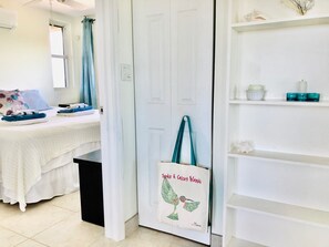 1 sovrum, skrivbord, resesäng och wi-fi